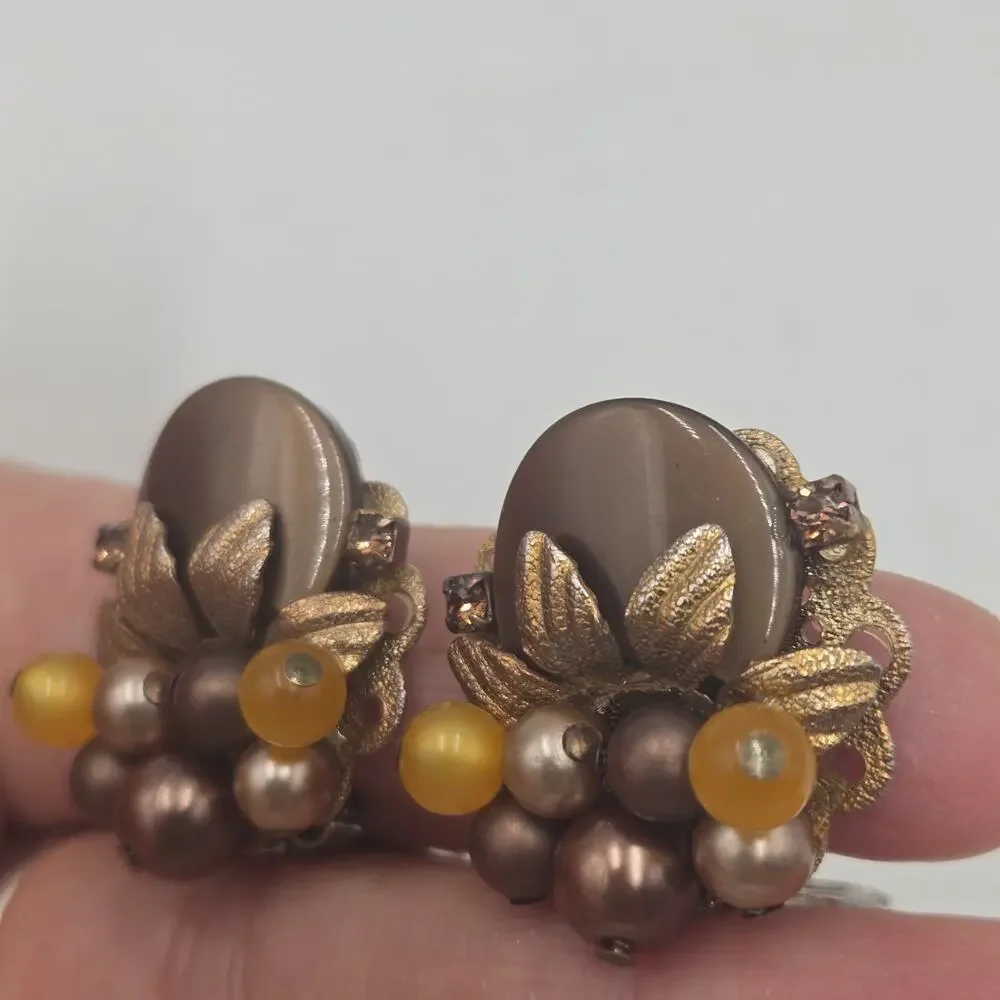 Vtg 50s Brown Lucite Bead Cluster Clip On Earrings Gold Tone Floral Statement